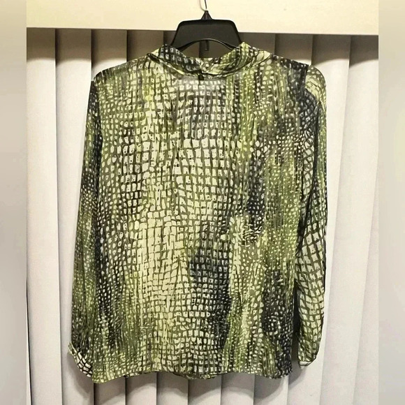 Jones New York animal printed Ruffled button down shirt size 14, like new - Picture 9 of 10